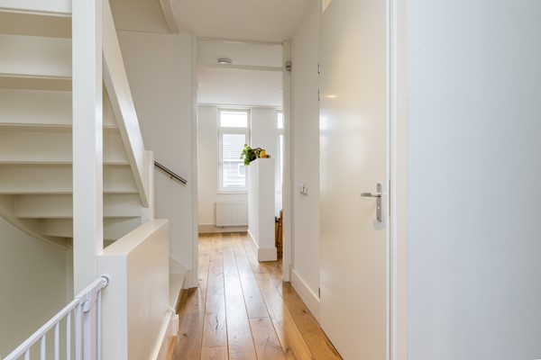 Foto - Te koop: In een rustige en kindvriendelijke woonomgeving staat deze moderne geschakelde twee-onder-een-kapwoning (bouwjaar 2011) met aangebouwde stenen garage, stijlvolle overkapping, vier slaapkamers, twee...